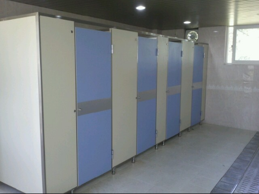 Sạch sẽ với nhà vệ sinh công cộng từ vách ngăn