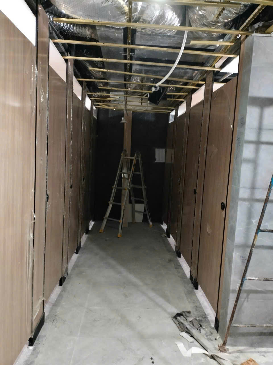 Mẫu vách ngăn vệ sinh sắp hoàn thiện
