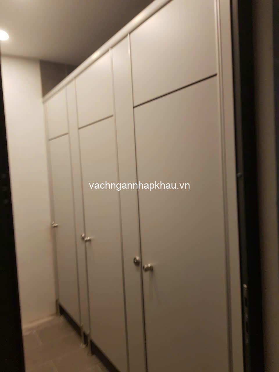 Mẫu vách ngăn vệ sinh Compact HPL hiện đại