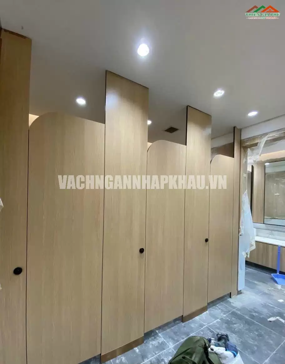 Thiên gia Phú thi công vách ngăn vệ sinh HPL cho hệ thống Nhà Hàng Đông Phương