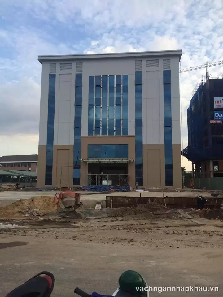 Thi công vách ngăn vệ sinh tại Đại học HUTECH