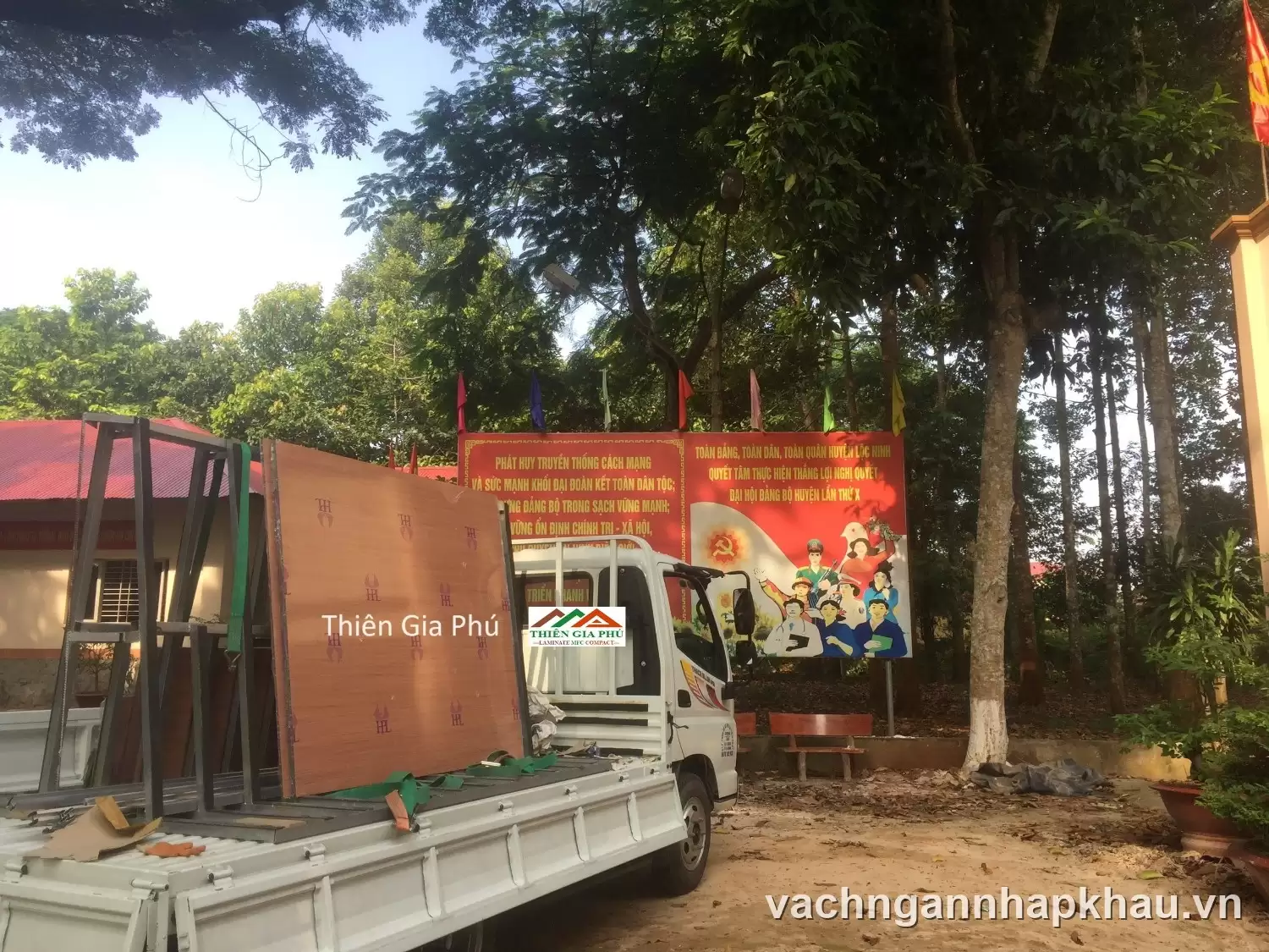 Thi công vách ngăn vệ sinh tại Huyện ủy Lộc Ninh Bình Phước