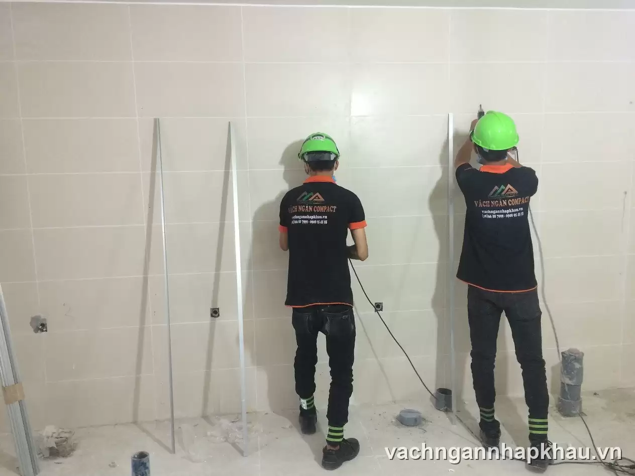 Thi công vách ngăn vệ sinh Compact HPL tại Lotte Thủ Đức