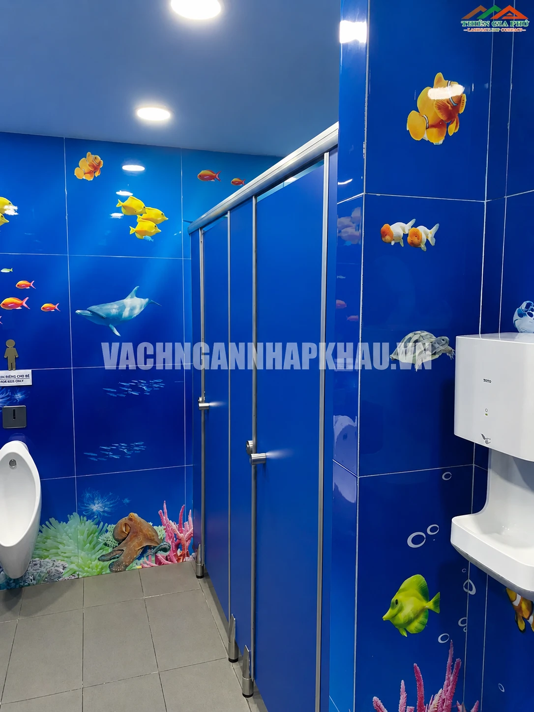 Thi công vách ngăn vệ sinh tại VNVC Quận 12