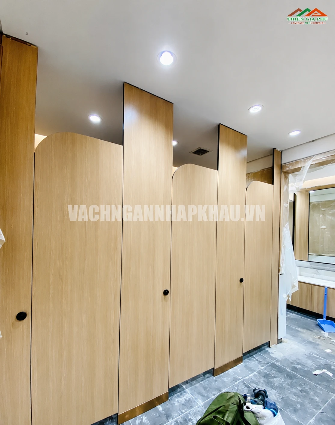 Thi công và lắp đặt vách ngăn vệ sinh Compact Maica cho bệnh viện