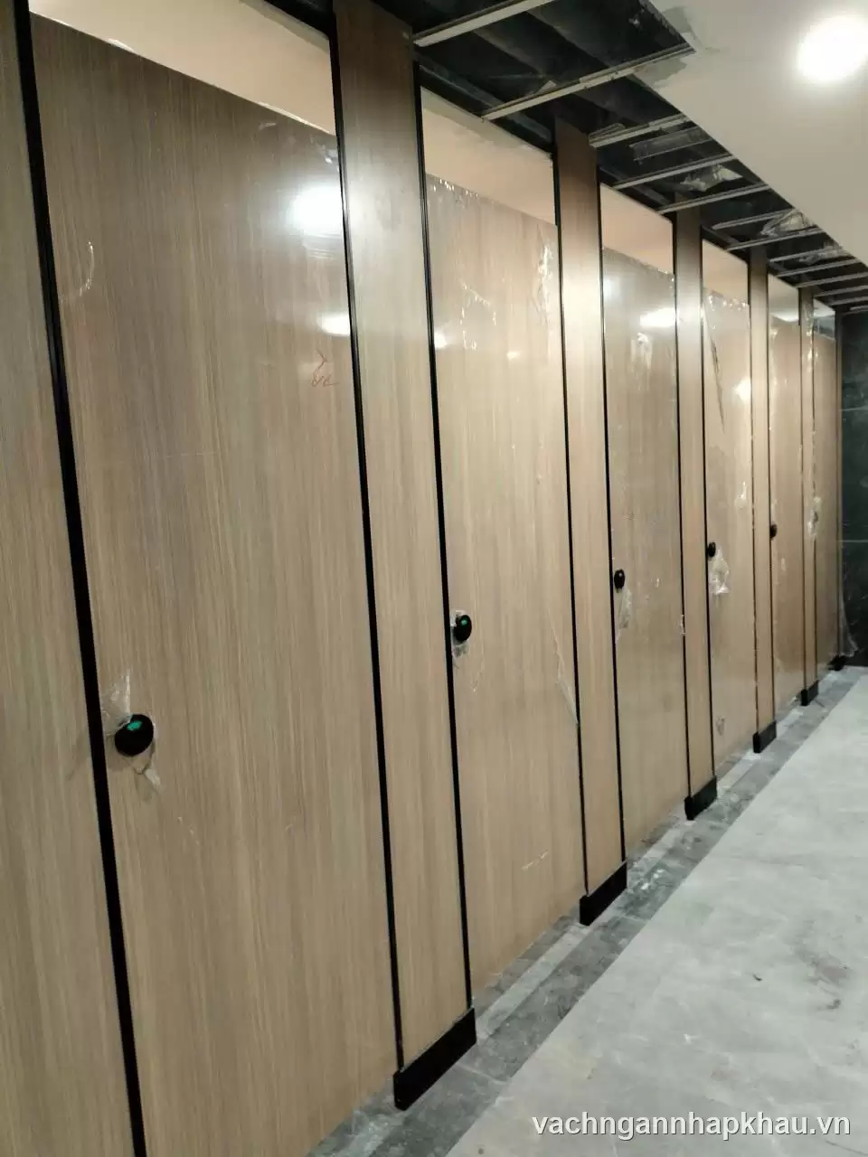 Vách ngăn vệ sinh cao 2.7m thi công tại Sóc Trăng