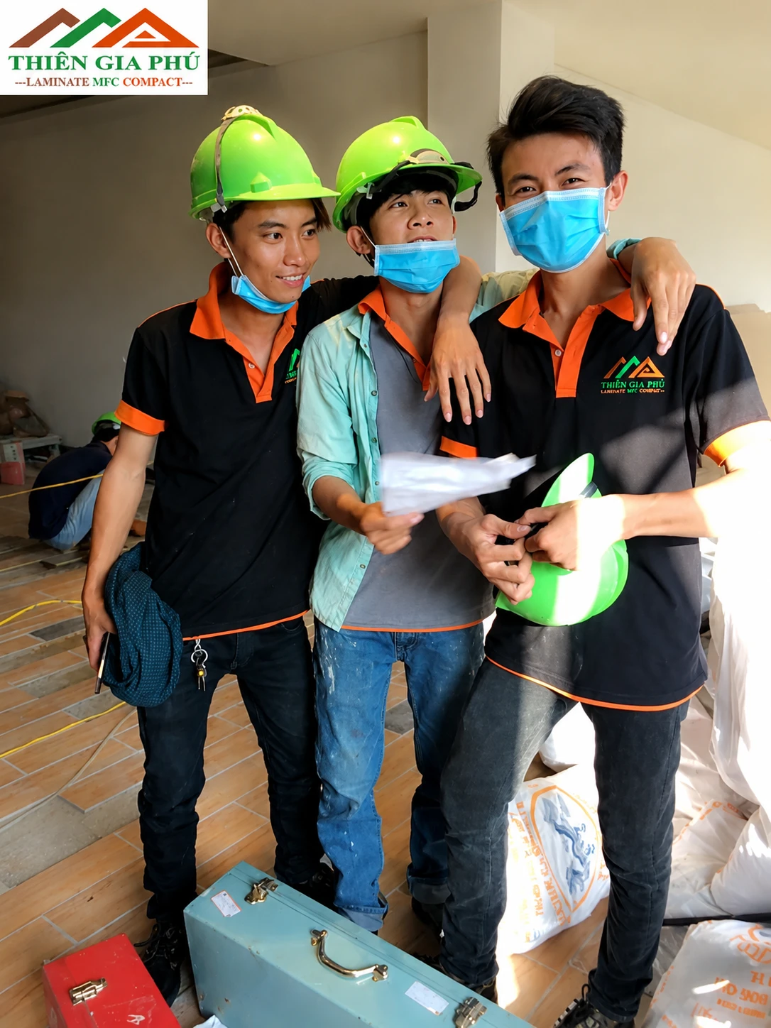 Nhân viên Thiên Gia Phú tươi cười, chuyên nghiệp và nhiệt tình