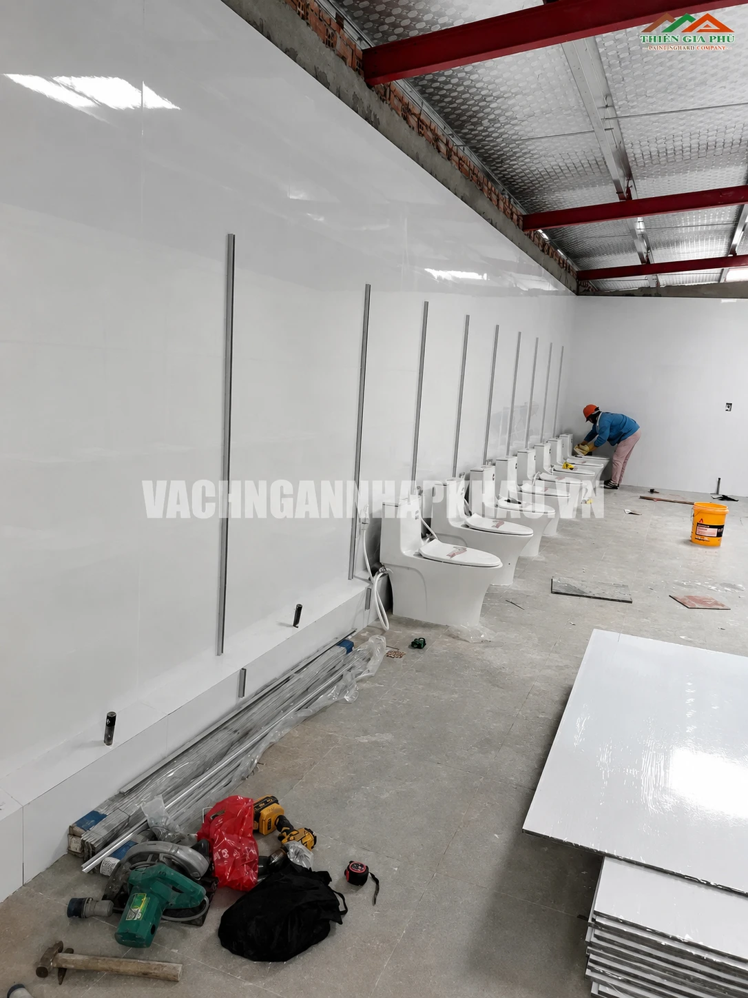 Lắp đặt vách ngăn vệ sinh Compact HPL cho Trạm Dừng chân Châu Thành Tiền Giang