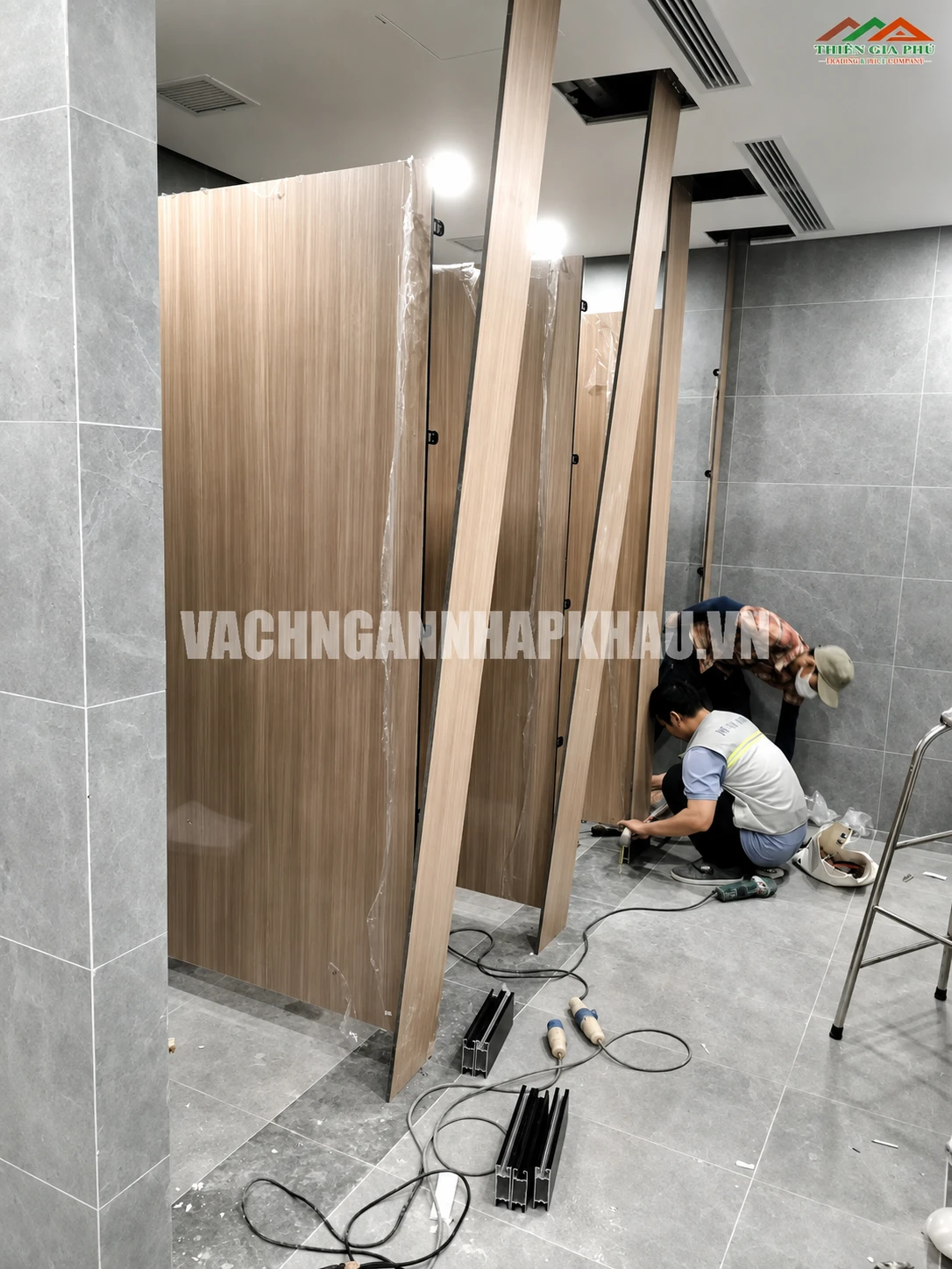 Đội ngũ kỹ thuật thi công và lắp đặt vách ngăn vệ sinh tại Vincom Biên Hòa