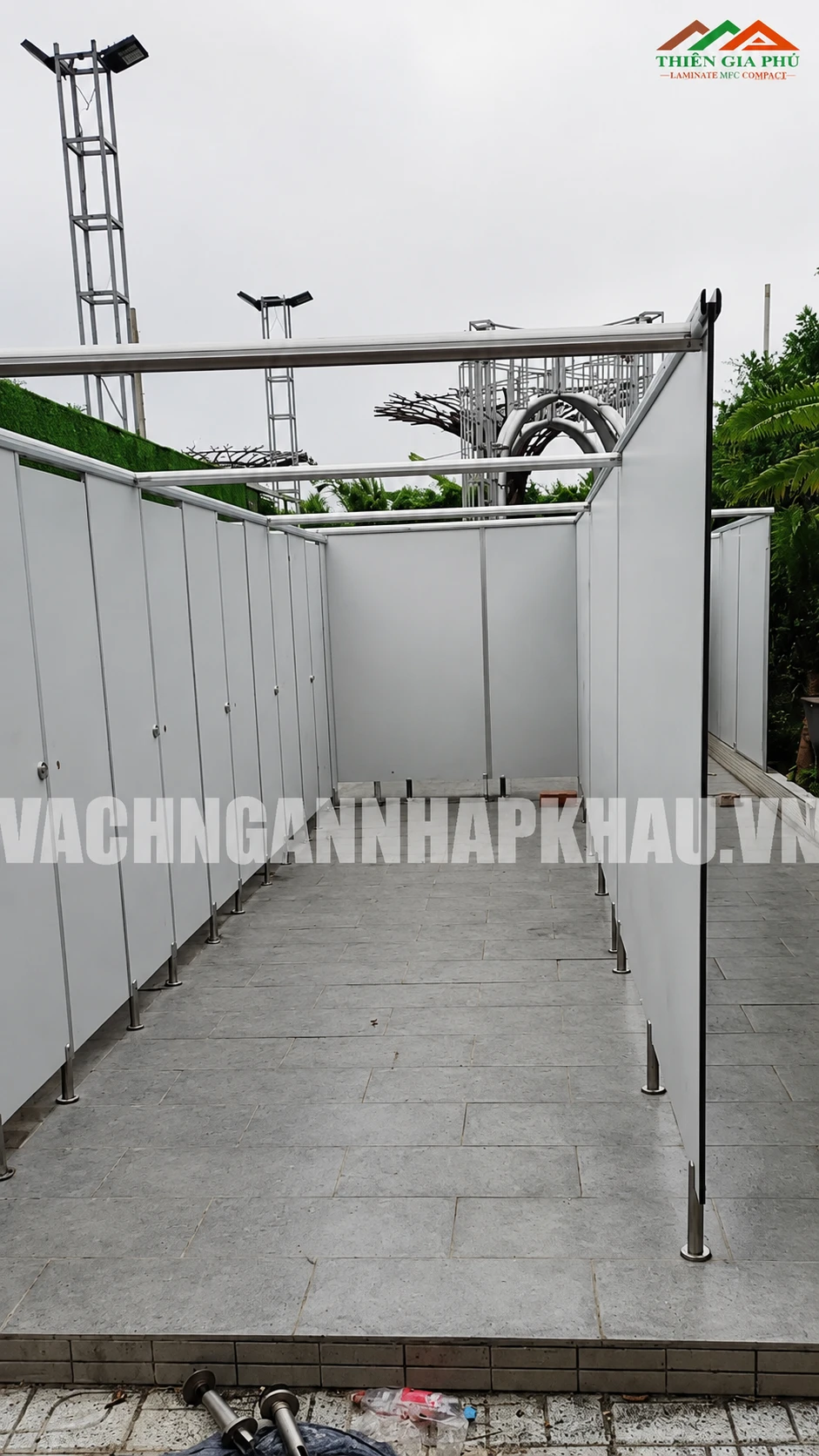 Thi công vách ngăn vệ sinh Compact HPL tại Công viên Văn hóa Hóc Môn