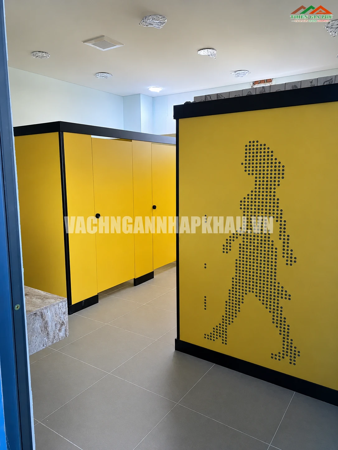 Mẫu vách ngăn vệ sinh màu vàng phối nhôm đen và phụ kiện inox đen