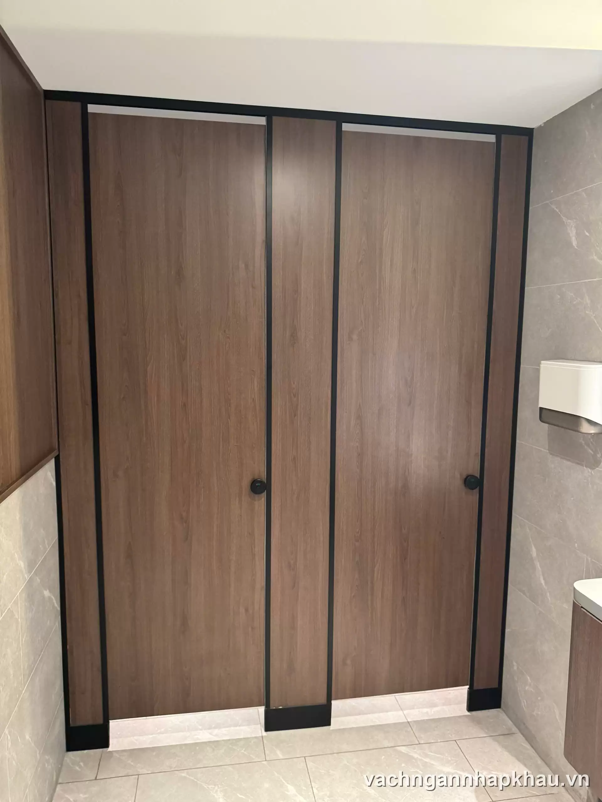 Thi công vách ngăn vệ sinh Formica màu 7391 UN cao 2.4m tại The Gio 2 Nguyễn Đình Chiểu Quận 1